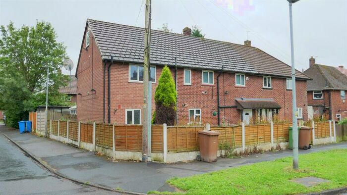 6 Bedroom Semi-Detached House To Rent In Barleycroft Road, Hyde, SK14