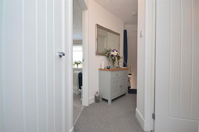 1 Bedroom Flat For Sale In First Avenue, Alexandria, G83