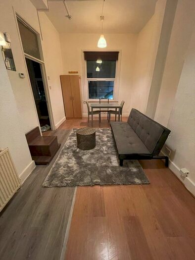 2 Bedroom Flat To Rent In Goldhawk Road, Hammersmith, W12