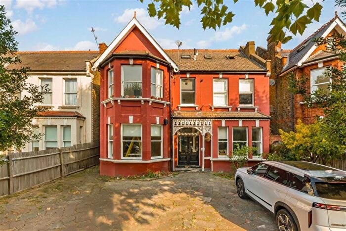 3 Bedroom Flat To Rent In Walm Lane, The Mapesbury, NW2