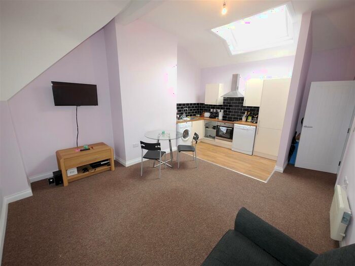 2 Bedroom Flat To Rent In Flat, Moorland Road Hyde Park Leeds, LS6