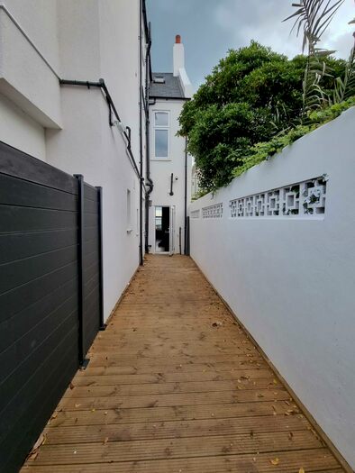 2 Bedroom Flat To Rent In Clifton Drive, Westcliff-on-Sea, Southend, SS0