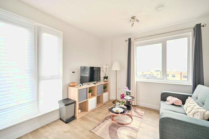 1 Bedroom Flat To Rent In Powermill Close, New Malden, KT3