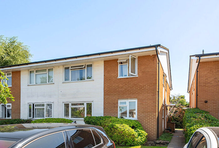 2 Bedroom Apartment For Sale In Bisley Close, Worcester Park, KT4