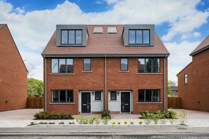 4 Bedroom End Of Terrace House To Rent In Woking, GU21