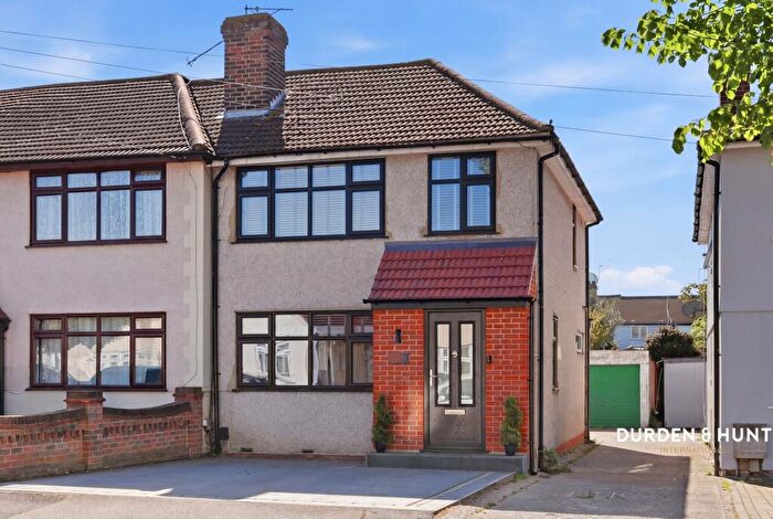 3 Bedroom End Of Terrace House For Sale In Benhurst Avenue, Hornchurch, RM12