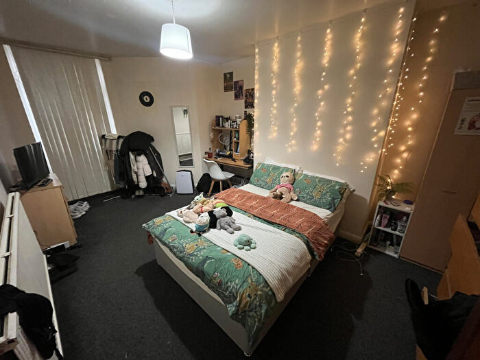 3 Bedroom Flat To Rent In Cardigan Road, Leeds, West Yorkshire, LS6