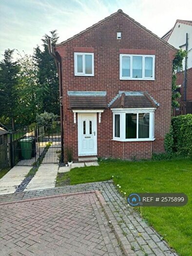 3 Bedroom Semi-Detached House To Rent In Thirlmere Close, Leeds, LS11