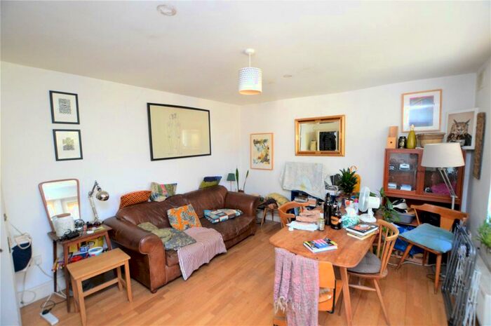 2 Bedroom Apartment To Rent In Gatestone Road, London, SE19