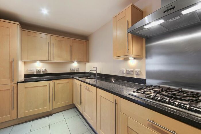 2 Bedroom Flat To Rent In High Street, Esher, KT10