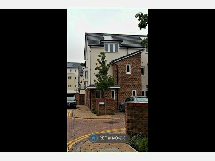 3 Bedroom End Of Terrace House To Rent In Pyle Close, Addlestone, KT15