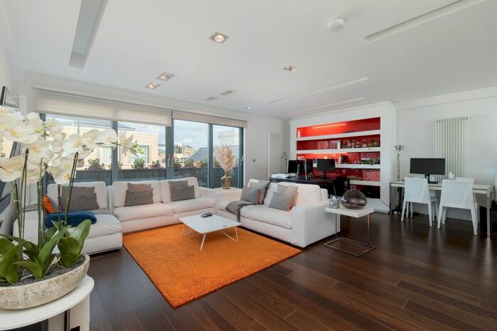 3 Bedroom Flat To Rent In Slingsby Place, London, WC2E