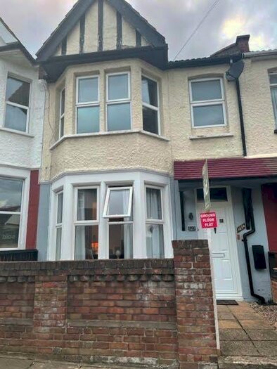 1 Bedroom Flat To Rent In Brightwell Avenue, SS0