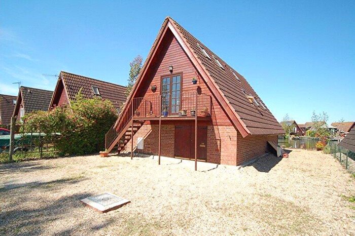 2 Bedroom Bungalow To Rent In Lakeside, Isleham Marina, Isleham, Ely, CB7