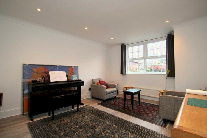 3 Bedroom House To Rent In Toyne Way, Highgate, N6