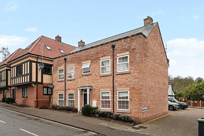 2 Bedroom Flat For Sale In Coppice Row, Theydon Bois, CM16