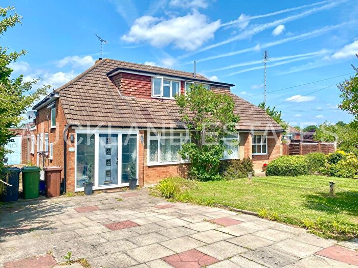 3 Bedroom Semi-Detached Bungalow For Sale In Sunnybank Road, Potters Bar, EN6