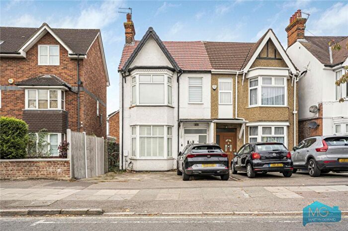 2 Bedroom Apartment For Sale In Flower Lane, Mill Hill, London, NW7