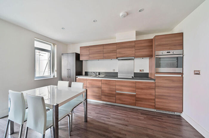 Apartment To Rent In Rathbone Market, Barking Road, London, E16