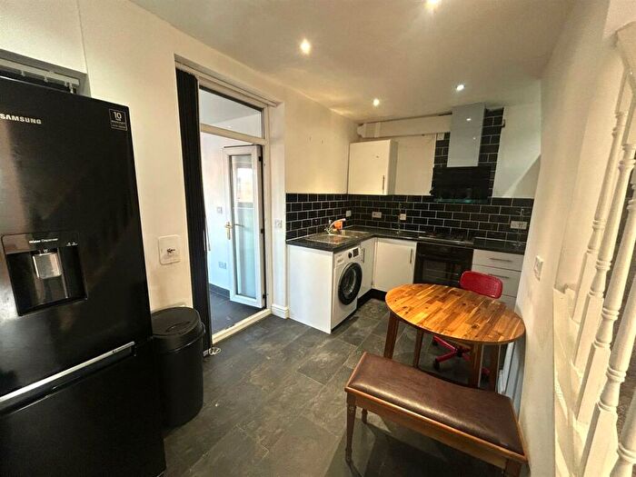 2 Bedroom End Of Terrace House To Rent In Incline Road, Oldham, OL8