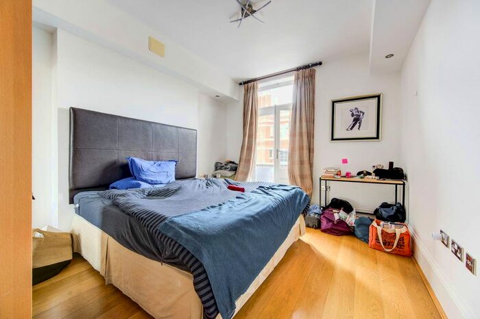 3 Bedroom Flat To Rent In Nevern Square, Earls Court, London, SW5