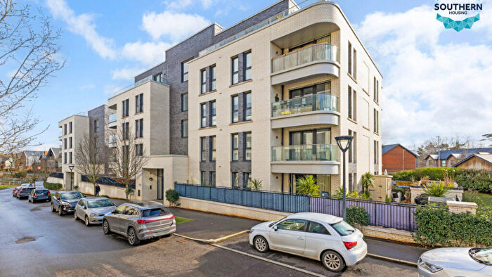 1 Bedroom Flat For Sale In Fairfields House, Chieftain Road, Longcross, Chersey, KT16