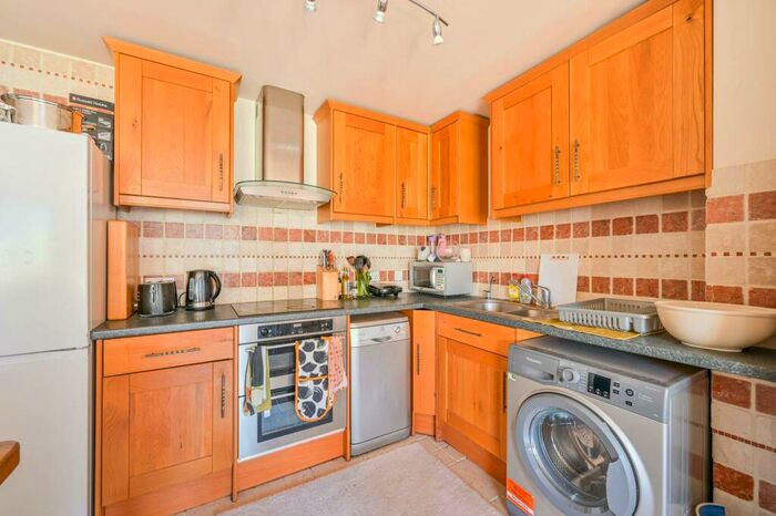 2 Bedroom Flat To Rent In Kempton Court, Whitechapel, London, E1
