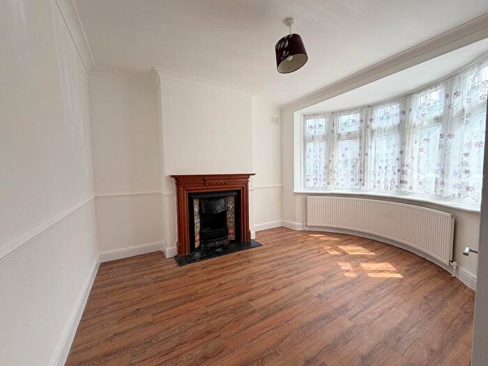 1 Bedroom Flat To Rent In Staines Road, Ilford, IG1