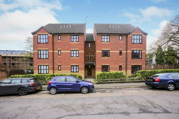 1 Bedroom Flat To Rent In Cedar Gardens, Sutton, Surrey, SM2
