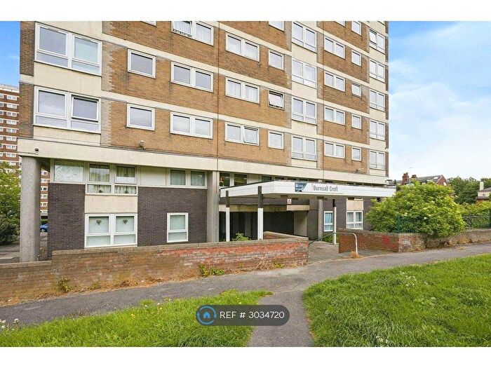 2 Bedroom Flat To Rent In Burnsall Croft, Leeds, LS12