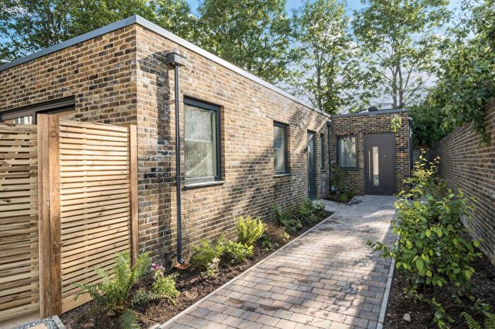 1 Bedroom Bungalow To Rent In Tommy Mews St Marys Road Peckham, SE15