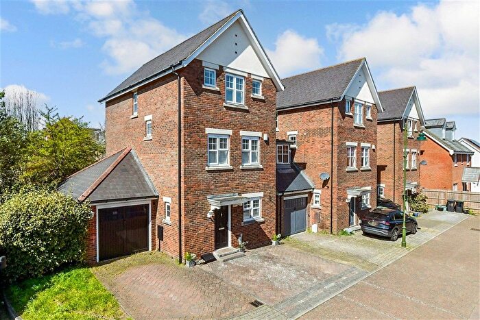 4 Bedroom Detached House For Sale In Cardinal Walk, Kings Hill, West Malling, Kent, ME19