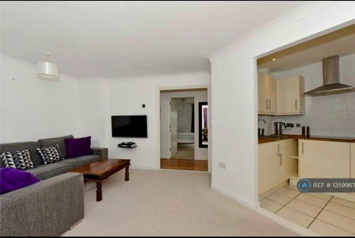 2 Bedroom Flat To Rent In Victoria Road, Buckinghamshire, SL7