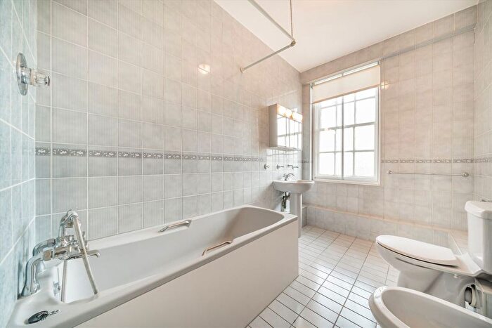 4 Bedroom Flat To Rent In Warwick Gardens, Holland Park, W14