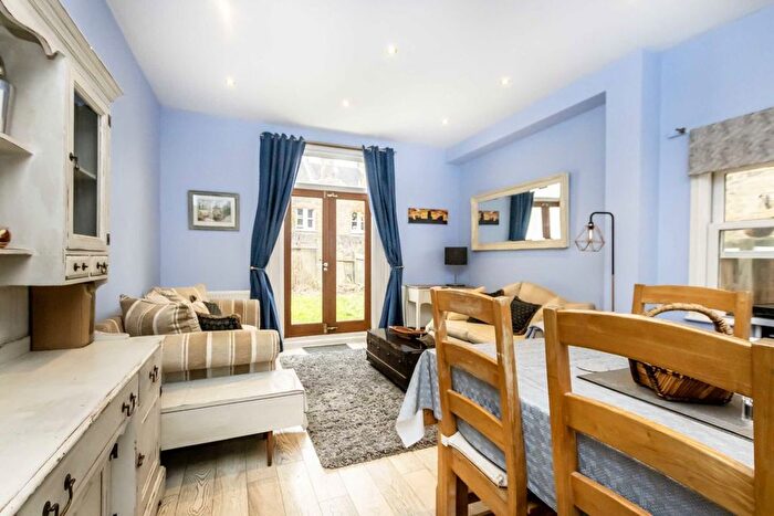 2 Bedroom Flat To Rent In Thornton Avenue, London, SW2