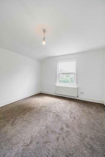 2 Bedroom Apartment To Rent In Oakhurst Grove, London, Greater London, SE22