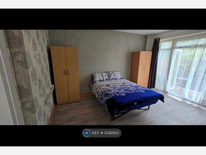 Studio To Rent In Bowes Road, London, N13