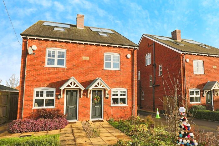 3 Bedroom Semi-Detached House For Sale In Kineton Road, Wellesbourne, Warwick, CV35