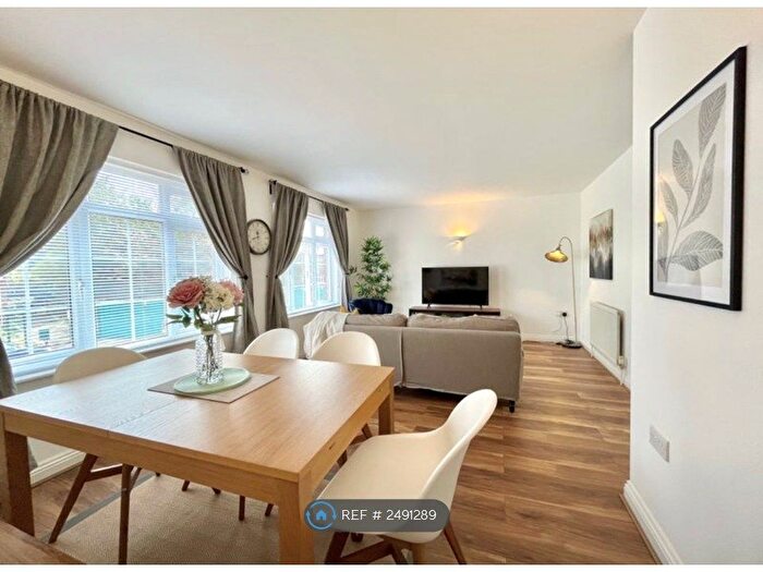 2 Bedroom Flat To Rent In Hanover Court, Bromley, BR2