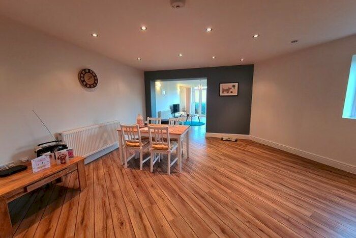 2 Bedroom Flat To Rent In Wren Gardens, Bristol, BS20