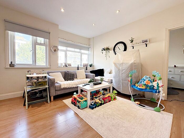 2 Bedroom Flat To Rent In Bathurst Walk, Iver, SL0