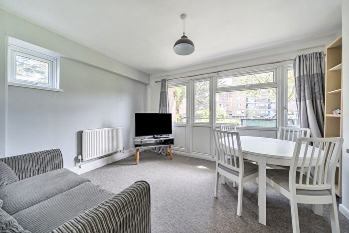 2 Bedroom Flat For Sale In Lowth Road, London, SE5