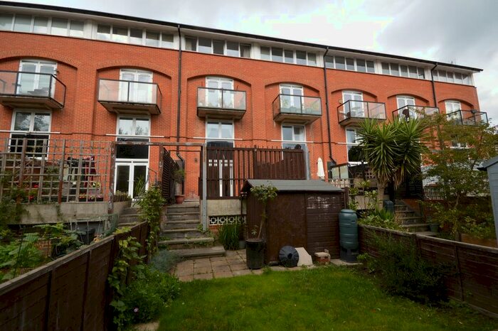 2 Bedroom Flat To Rent In Grimston Gardens, Folkestone, CT20
