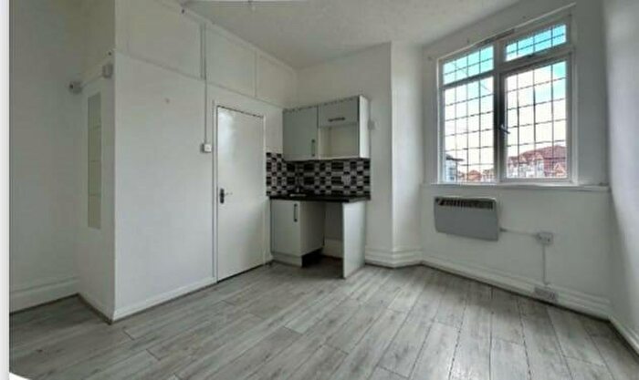 Studio To Rent In Palmeira Avenue, Westcliff-On-Sea, Essex, SS0