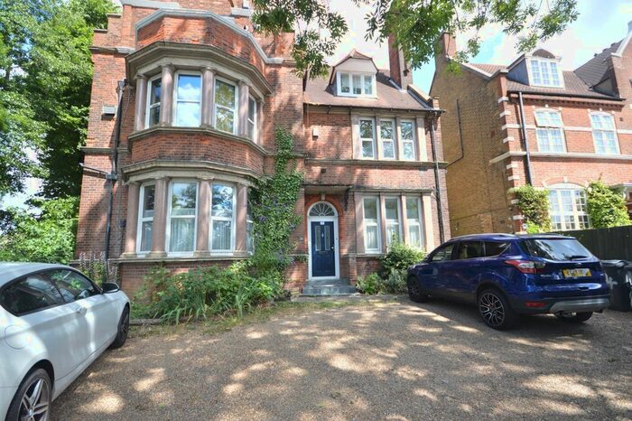3 Bedroom Flat To Rent In Streatham Common South, London, SW16