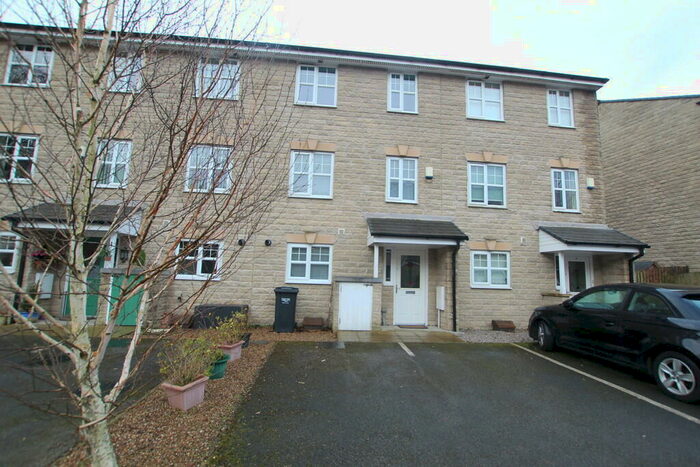 3 Bedroom Town House To Rent In Stonemere Avenue, Todmorden, OL14