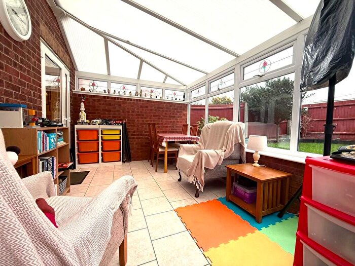 3 Bedroom Semi-Detached House For Sale In Drake Avenue, Chatteris, Cambs., PE16 - Photo 4