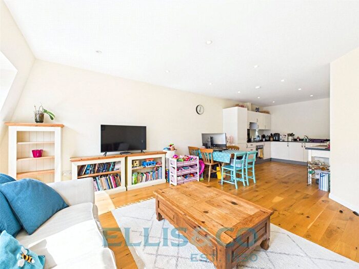 2 Bedroom Flat To Rent In East Street, Tonbridge, Kent, TN9