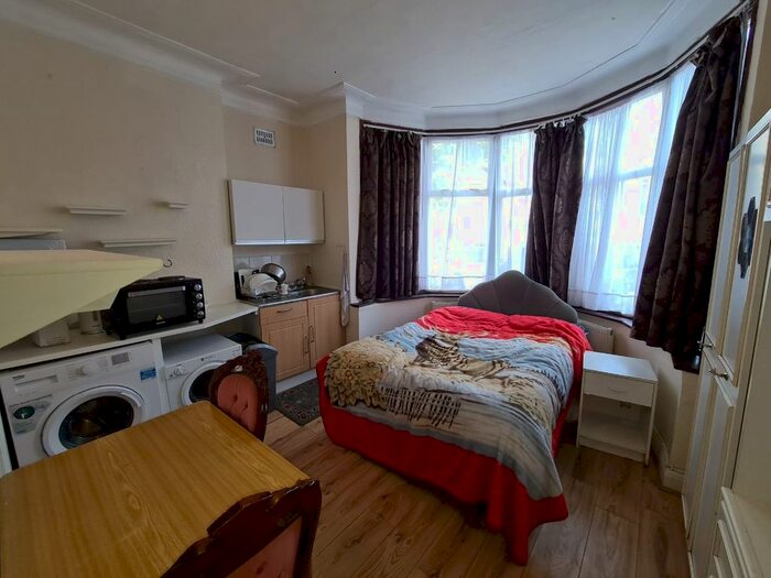 Studio To Rent In Hayes Crecent, Golders Green, NW11