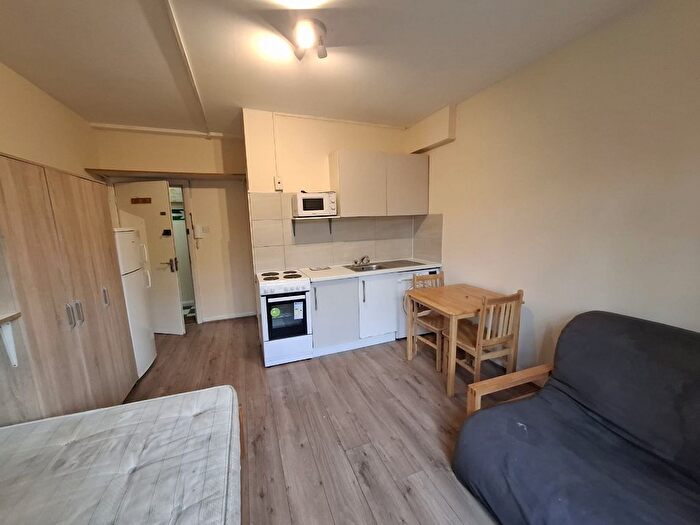 Studio To Rent In Colney Hatch Lane, London, N10
